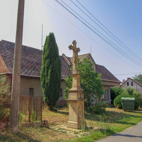 Cross in Plinkout opposite the chapel in the village