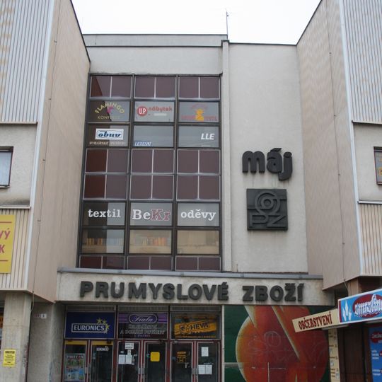 Nápis Máj z měděného plechu na domě Průmyslového zboží