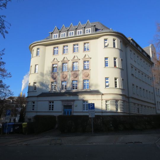 Mietshaus in Ecklage mit Vorgarten Zeißstraße 1