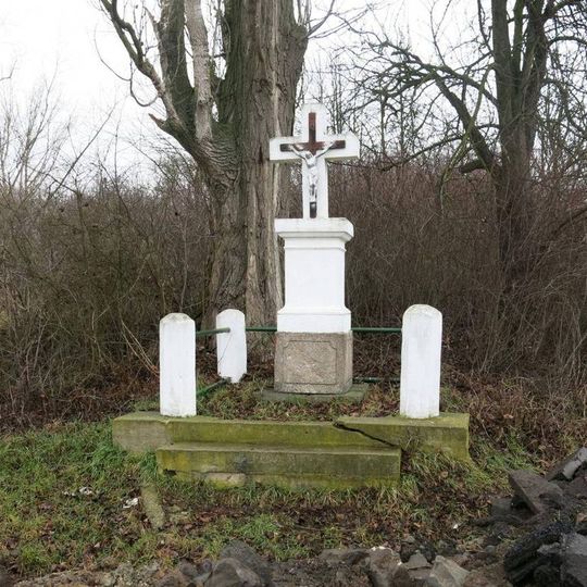 Kříž u silnice severně od Prackovic nad Labem