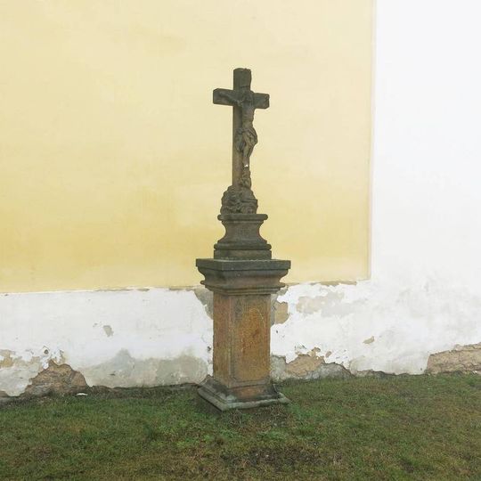 Kříž u kostela v Místě