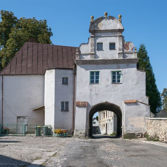 Lower gate building in Henryków