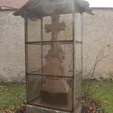 Starý kříž u kostela Všech Svatých v Mohelně