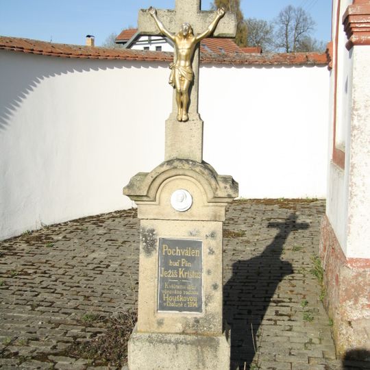 Kříž u kaple v Cholunné