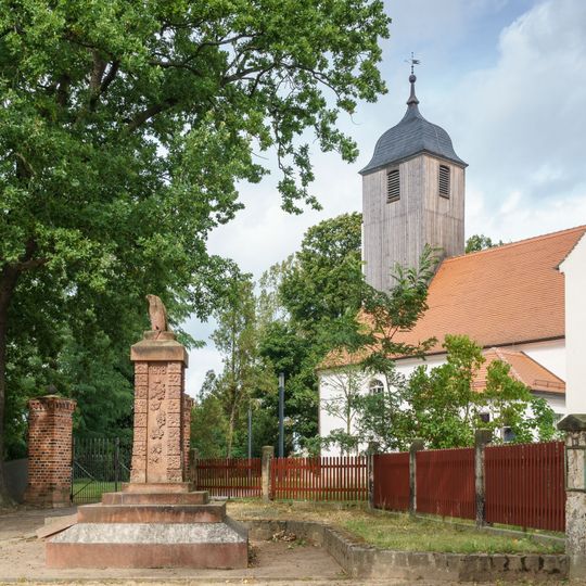 Sachgesamtheit Heilandskirche und Kirchhof Beilrode mit folgenden Einzeldenkmalen: Kirche mit Ausstattung, 16 Grabmale, Denkmal für die Gefallenen des Ersten Weltkrieges, Kirchhofseinfriedung und Kirchhofstor (siehe Einzeldenkmalliste - Obj. 0928661