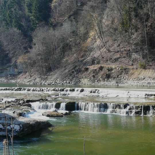 Naturwehr in der Alz und Alzhang NW von Altenmarkt