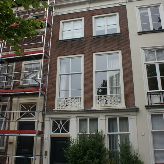 Pand met gevel in Lodewijk XVI stijl met kroonlijst op gesneden consoles