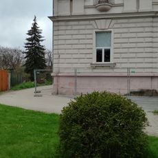 Socha alegorie literatury ve výklenku budovy školy v Mírové ulici v Mimoni