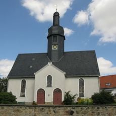 Kirche und Kirchhof mit Einfriedungsmauer und Kriegerdenkmal Kirchgasse 2