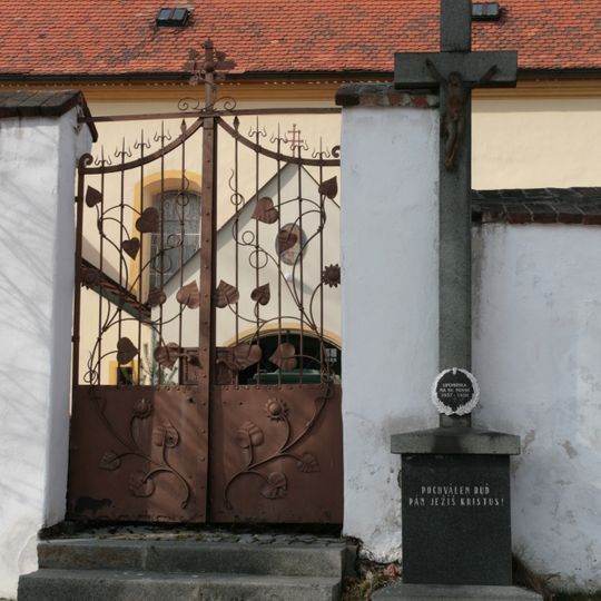 Kříž u kostela v Ledenicích