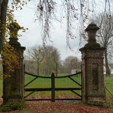 Schaloen Castle: four fences