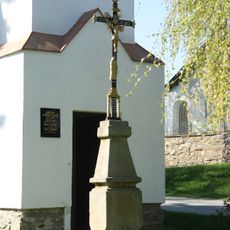Kříž před kaplí ve Zmišovicích