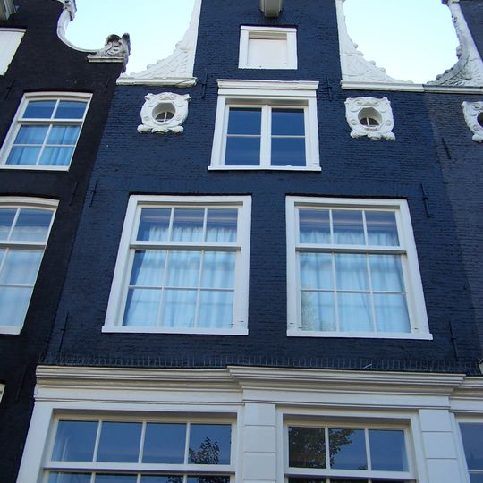 Huis met halsgevel met 2-oeils-de-boeuf