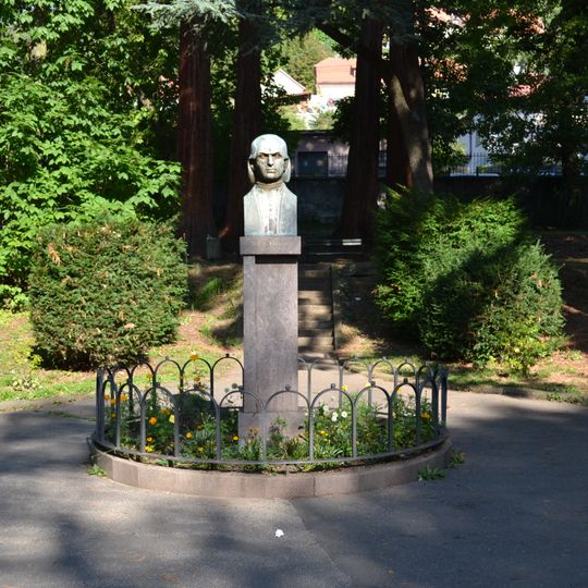 Lesnícka a banská akadémi, pomník s bustou