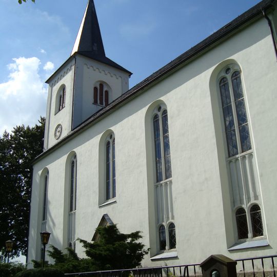 Kirche mit Ausstattung, Kirchhof, Einfriedungsmauer, östliches älteres Leichenhäuschen und ein Grabmal Am Kirchberg -