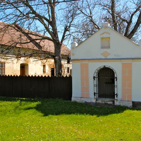 Kaplička v Hrozové střed obce I