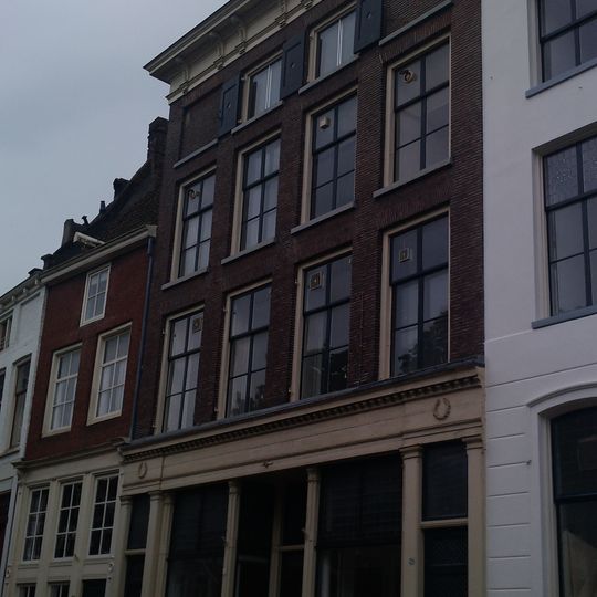 Pand met statige lijstgevel met rijk gesneden kroonlijst, gedragen door consoles