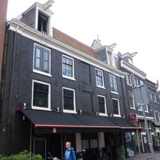 Koetshuis onder schilddak met twee dakkapellen