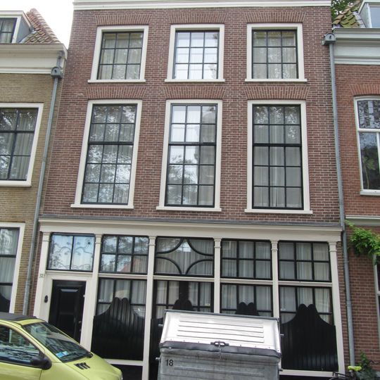 Pand met gepleisterde lijstgevel met empire en 18e-eeuwse ramen