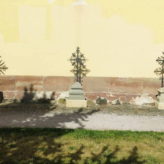 Kovové kříže u kostela svatého Vavřince v Jilemnici