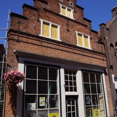 Pand met in 1942 herbouwde bakstenen trapgevel