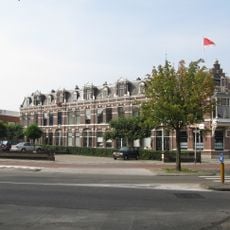 Blok etagewoningen en een herenhuis in neorenaissancestijl