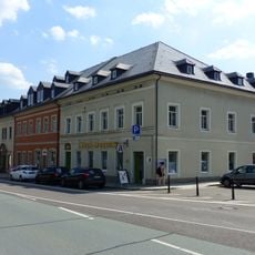 Wohnhaus in Ecklage und in geschlossener Bebauung und Mauer im Hof Markt 14