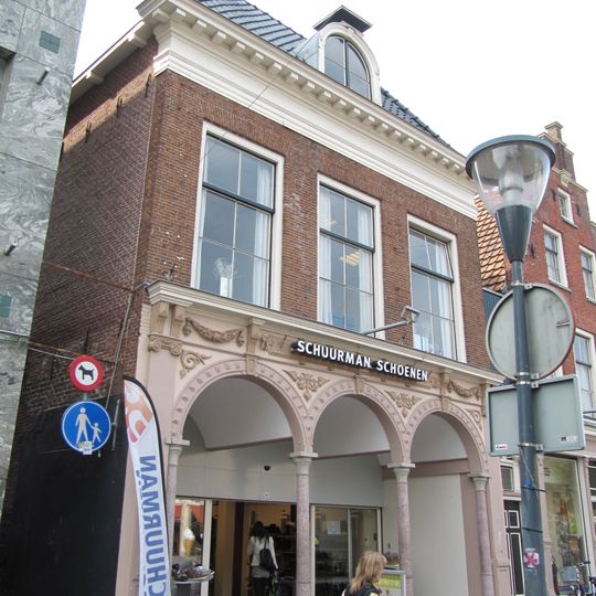 Pand met verdieping en door dwars schilddak met halfronde dakkapel gedekte voorbouw