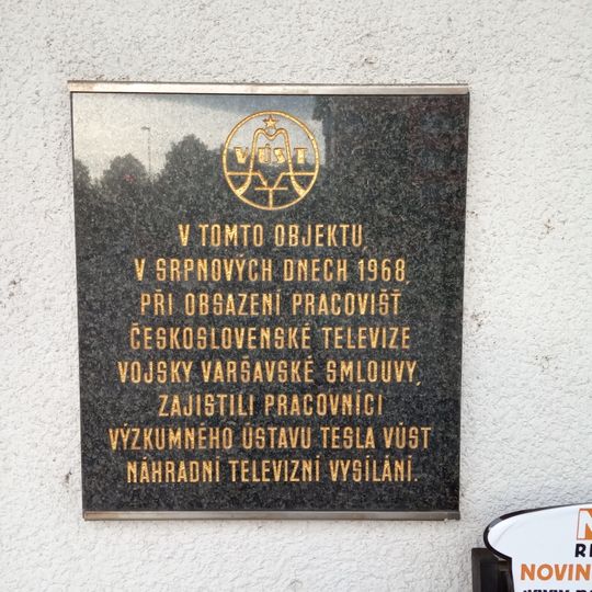 Pamětní deska televizního vysílání v srpnu 1968 na vrátnici bývalého Výzkumného ústavu A.S. Popova v Praze