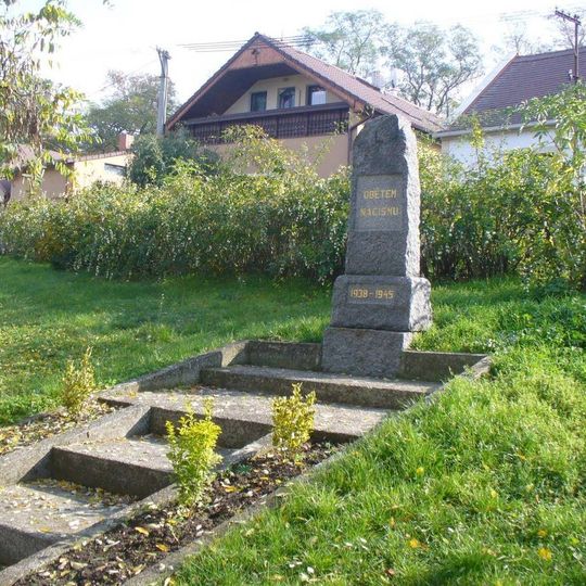 Pomník obětem nacismu v Hlavní ulici v Novém Sedle