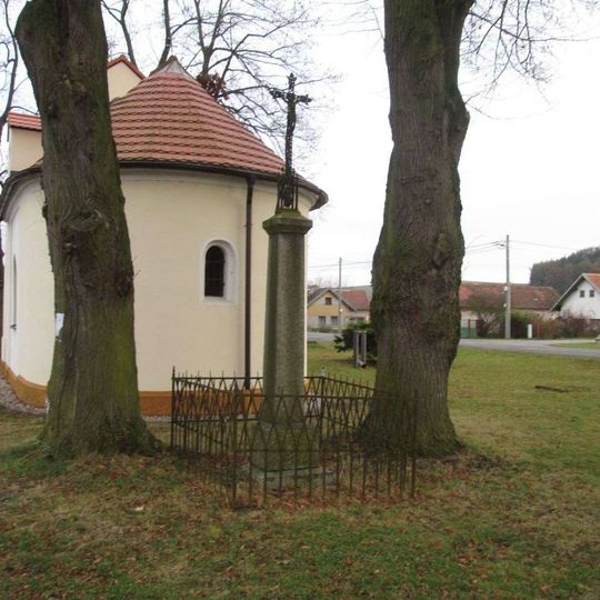 Kříž u kaple v Přetíně