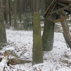 Trojmezný kámen u rozcestí lesních cest západně od Horního Vysokého