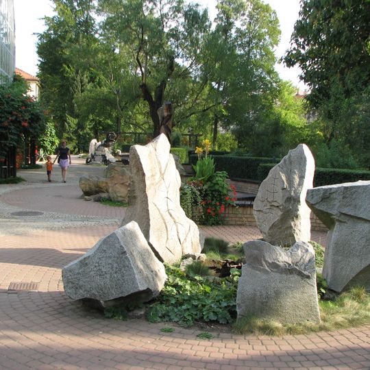 Plastika Kruh mlčení v botanické zahradě v Brně