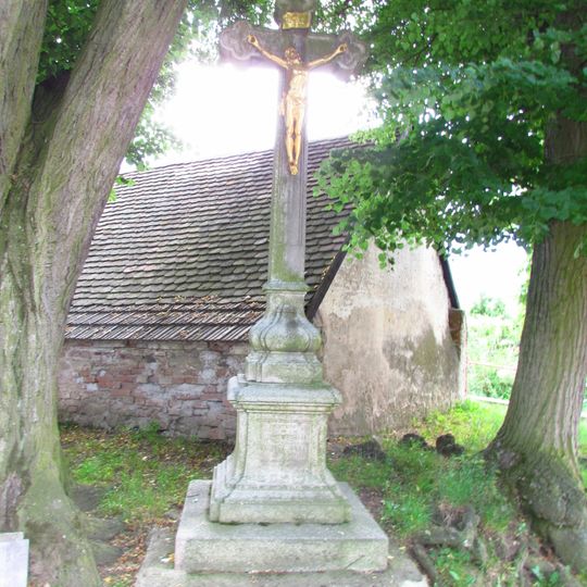 Kříž u kostela sv. Martina v Biskupicích