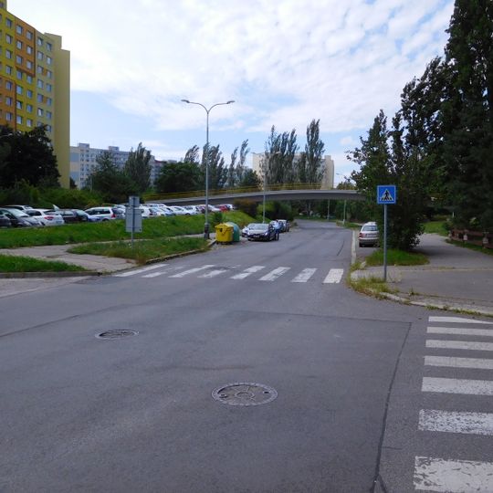 Lávka ze Zvoncovité ulice přes Archeologickou ulici