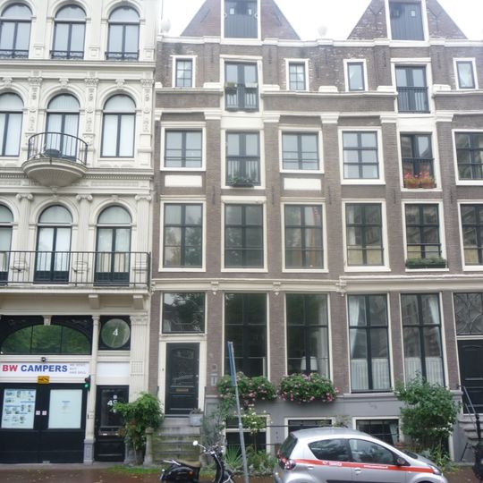 Pand met pilastergevel van ongebruikelijk ontwerp, met attiekverdieping en tot punttop gewijzigde beëindiging