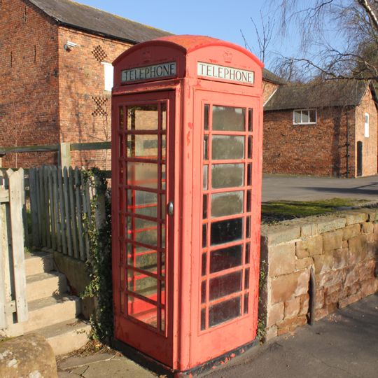 K6 telephone kiosk, between frontages of Institute and Old Rectory