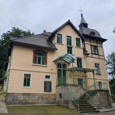 Fabrikantenvilla sowie Grabstätte des Fabrikanten Sidney Scooler (1867–1928) im Garten Lohmener Straße 16