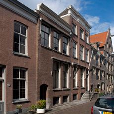 Pand met lijstgevel met middenrisaliet