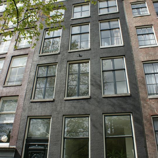 Pand met gevel onder rechte lijst met triglyfen