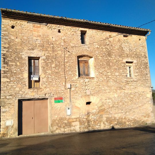 Casa davant l'abeurador