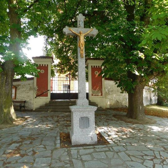 Kříž před kostelem v Malšicích