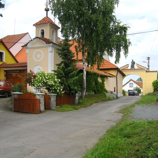 Brána zemědělského dvora Kněževes čp. 36