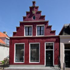 Pand met trapgevel en toppilaster op console