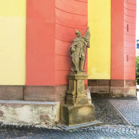 Socha svatého Václava vpravo od vchodu do kostela svatého Vavřince v Jilemnici