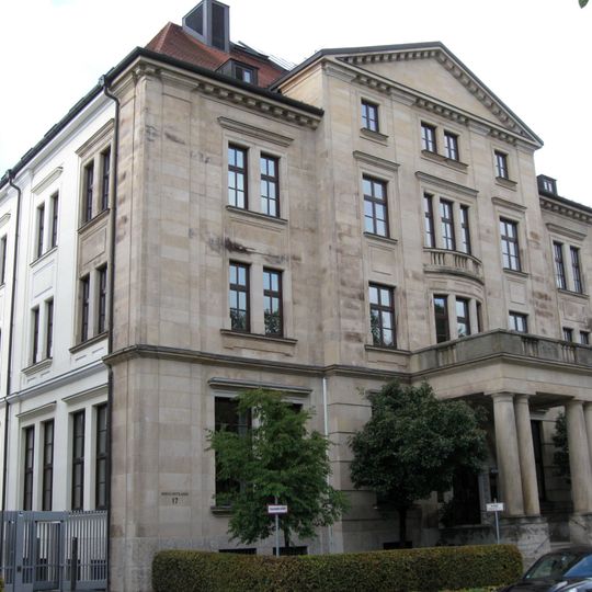 Königinstraße 17