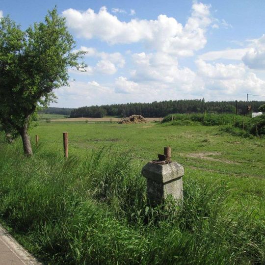 Kříž východně od Milčic