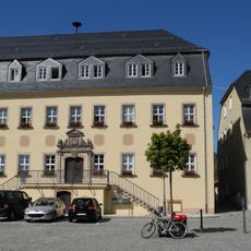 Ehemaliges Wohnhaus (heute Rathaus) mit vorgelagerter Freitreppe und rückwärtigen Nebengebäuden Altmarkt 2