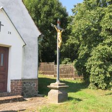 Kříž před kaplí v Kaňkově