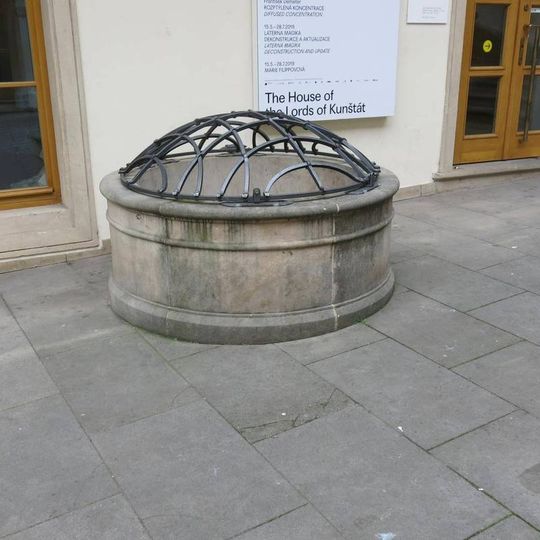 Kašna na nádvoří domu pánů z Kunštátu v Brně